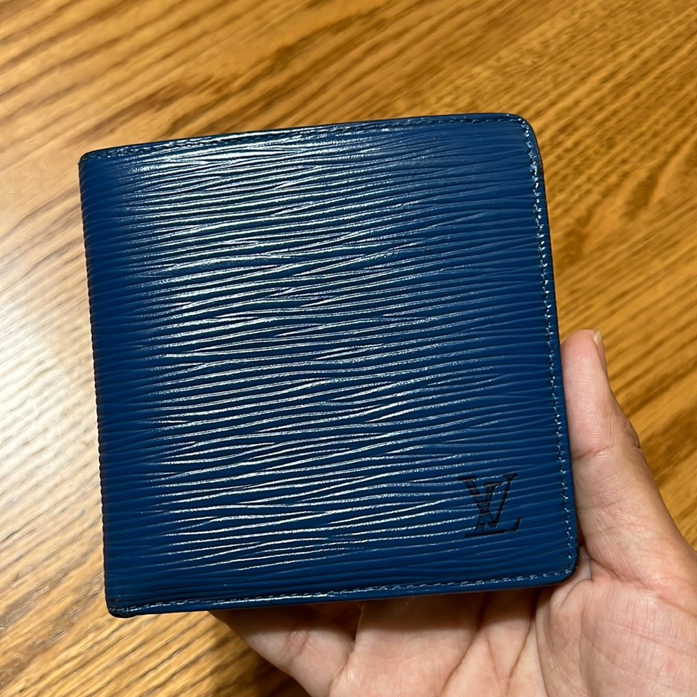 LV bifold epi wallet